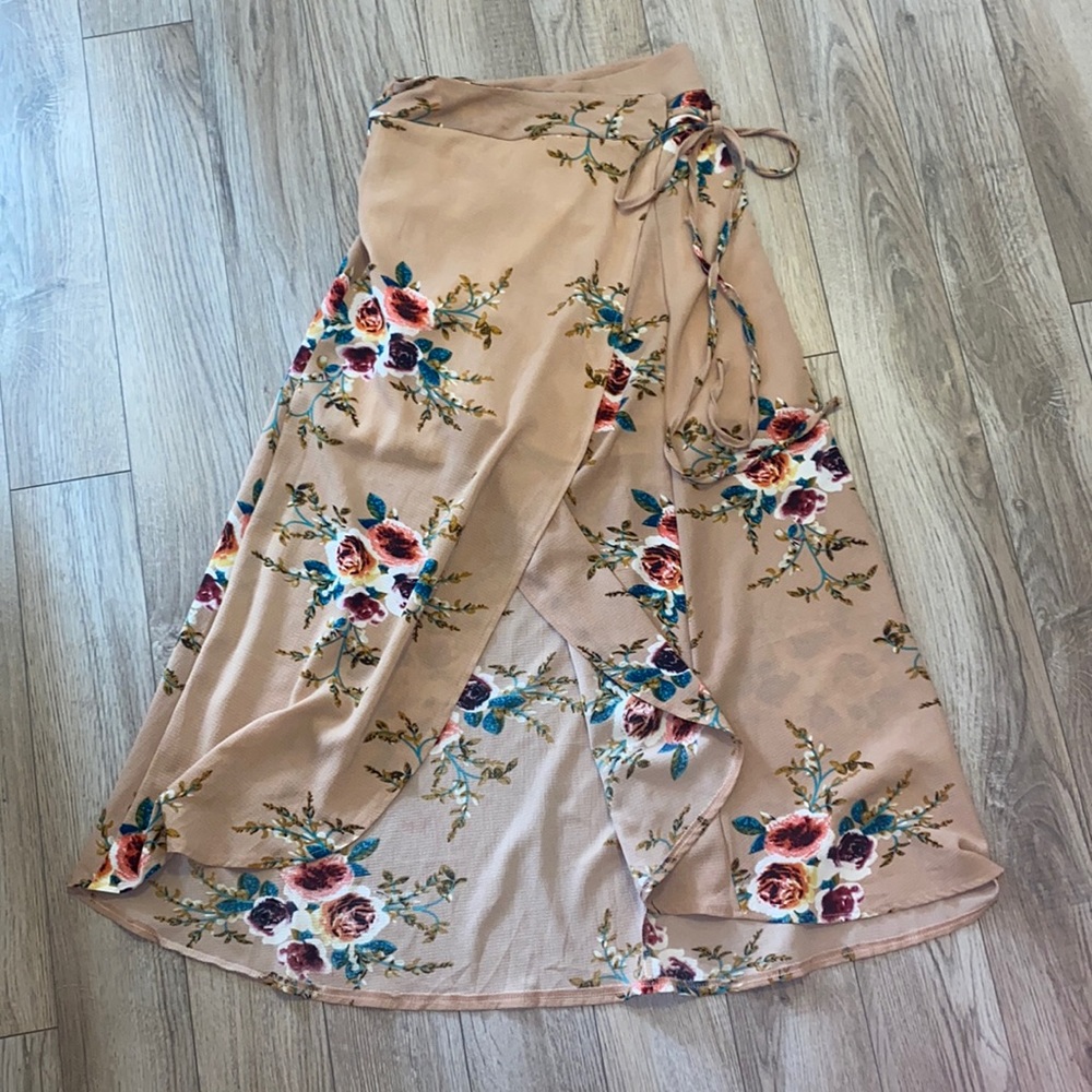 Adorable nude floral wrap skirt with slit